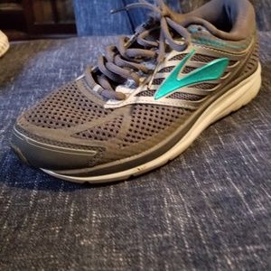 Brooks Addiction 13 women's running shoes.